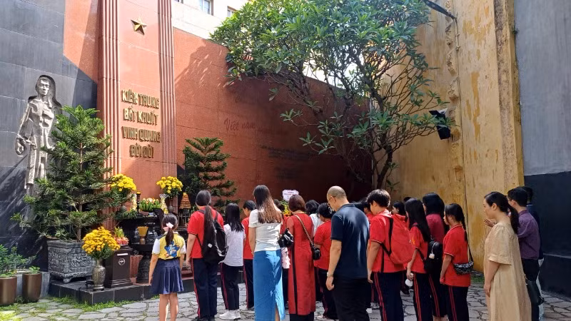 Các đoàn khách tham quan dâng hương và tưởng niệm các Anh hùng, liệt sĩ trong không gian di tích. Các đoàn khách tham quan dâng hương và tưởng niệm các Anh hùng, liệt sĩ trong không gian di tích.