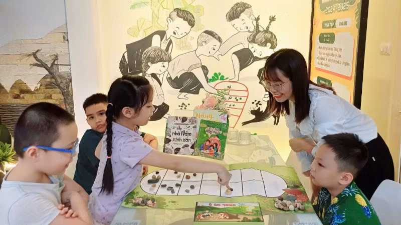 Các bạn nhỏ chơi trò ô ăn quan cùng cô giáo.