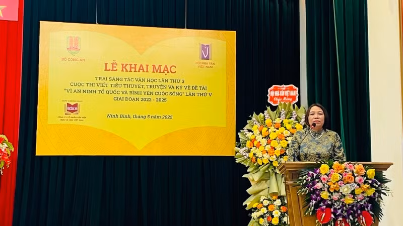 Nhà văn Tống Ngọc Hân - cây bút nhiều thành tích đã có những chia sẻ mộc mạc, tâm huyết. Nhà văn Tống Ngọc Hân - cây bút nhiều thành tích đã có những chia sẻ mộc mạc, tâm huyết.