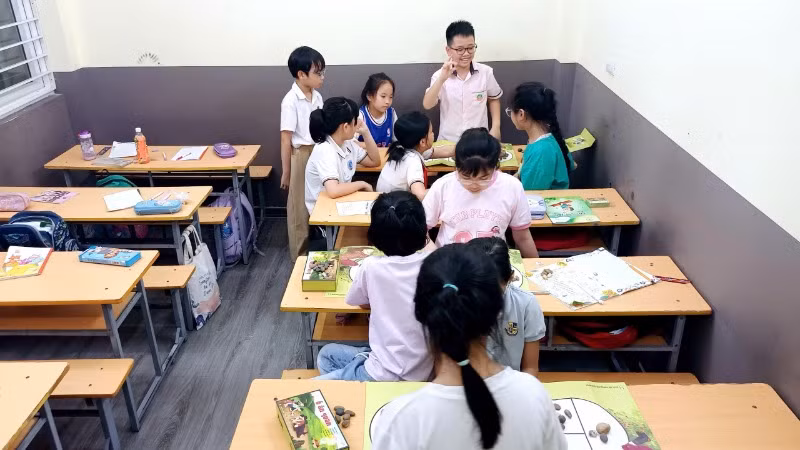 Khoảnh khắc thư giãn với trò chơi dân gian sau giờ học.