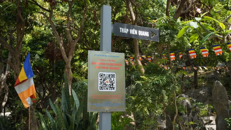 Người dân khi đến di tích chỉ cần quét mã QR để tìm hiểu thông tin. Người dân khi đến di tích chỉ cần quét mã QR để tìm hiểu thông tin.
