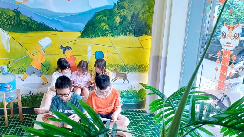 Cùng với trò chơi dân gian, trẻ em được khuyến khích đọc sách.