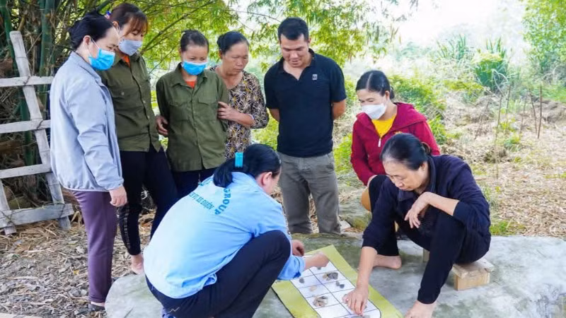 Bà con xã viên Hợp tác xã Sinh Dược chơi ô ăn quan, thư giãn sau giờ lao động.