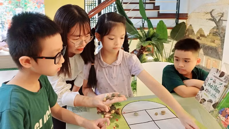 Trò chơi dân gian đã xuất hiện khá phổ biến trong các khóa sinh hoạt hè.