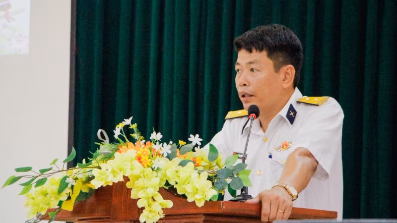 Trung tá Phạm Văn Ái - Chính trị viên Tiểu đoàn phát biểu tại buổi giao lưu. Trung tá Phạm Văn Ái - Chính trị viên Tiểu đoàn phát biểu tại buổi giao lưu.