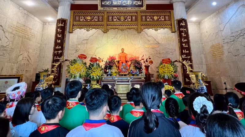 Dòng người tri ân trong tình cảm sâu nặng. Dòng người tri ân trong tình cảm sâu nặng.