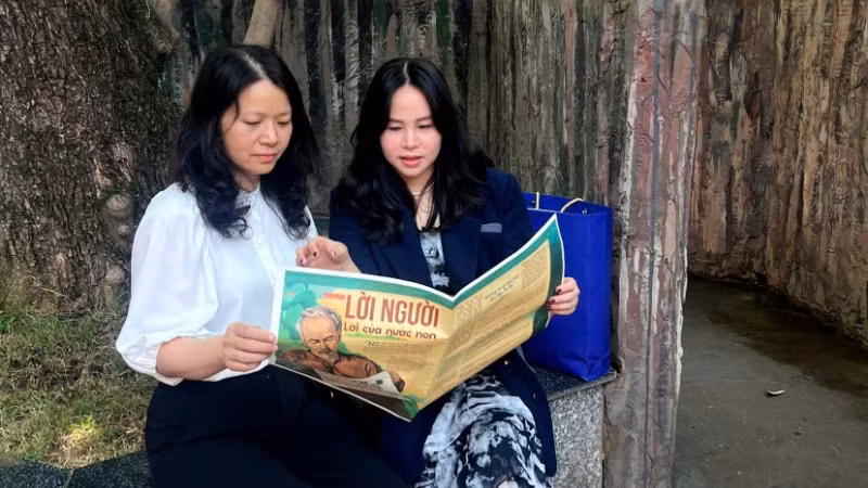 Cô giáo và phụ huynh đọc chung một trang báo - khoảnh khắc đáng nhớ của hành trình. Cô giáo và phụ huynh đọc chung một trang báo - khoảnh khắc đáng nhớ của hành trình.