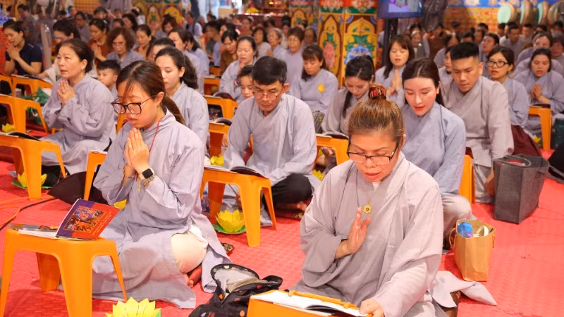 Đại chúng cùng chú tâm đọc tụng Kinh sách về cuộc đời Đức Phật.
