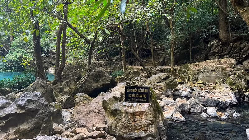 Đầu nguồn suối Lê Nin. Đầu nguồn suối Lê Nin.