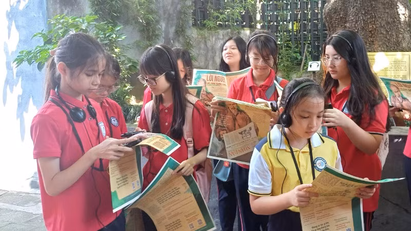 Ấn phẩm đặc biệt của Báo Nhân Dân đồng hành cùng học sinh đọc tại không gian di tích. Ấn phẩm đặc biệt của Báo Nhân Dân đồng hành cùng học sinh đọc tại không gian di tích.