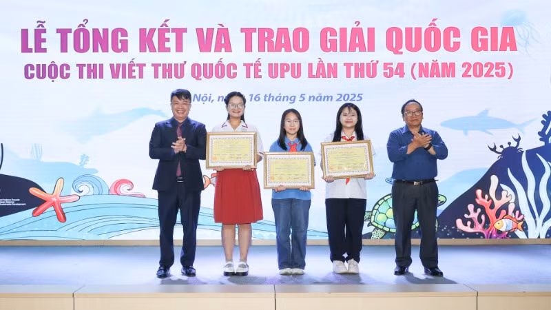 Đại diện Ban tổ chức và Ban giám khảo Cuộc thi viết thư quốc tế UPU lần thứ 54 trao giải cho các thí sinh.