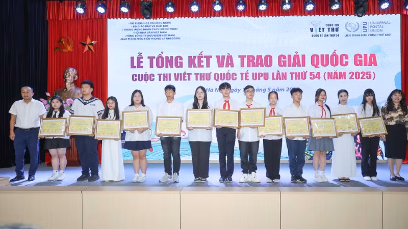 Các em học sinh đến từ mọi miền Tổ quốc. Các em học sinh đến từ mọi miền Tổ quốc.