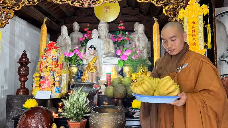Sư trụ trì chuẩn bị lễ dâng cúng.