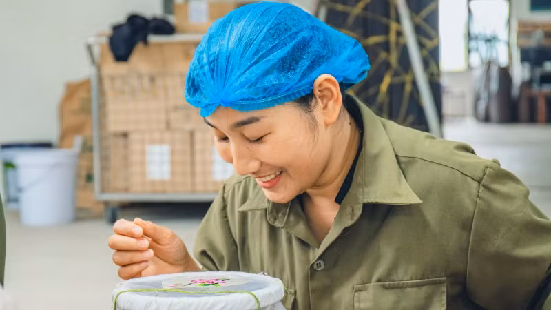 Niềm vui giản dị của người thợ thêu. Niềm vui giản dị của người thợ thêu.