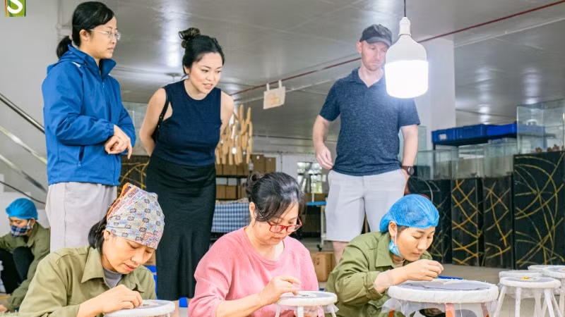 Du khách chiêm ngưỡng nghệ thuật thêu tay. Du khách chiêm ngưỡng nghệ thuật thêu tay.