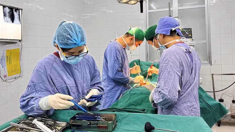 Một ca mổ cấp cứu tại Bệnh viện Hữu nghị Việt Ðức. (Ảnh: Bệnh viện cung cấp)