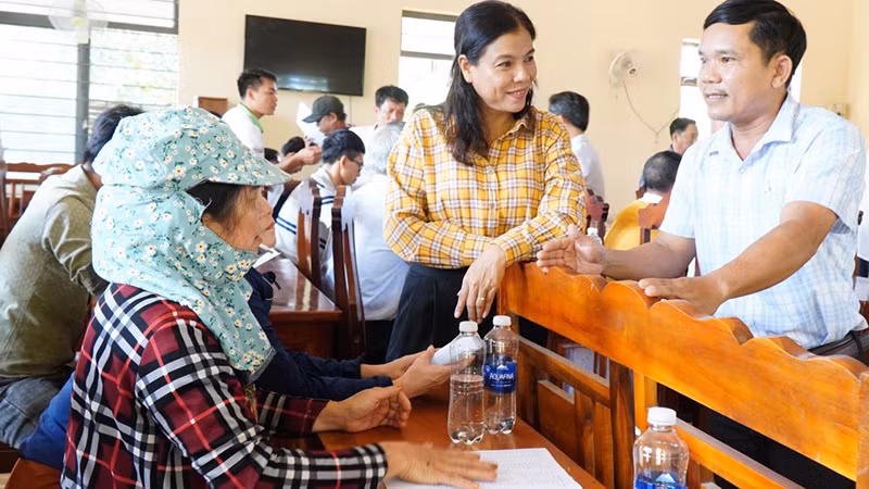 Lãnh đạo Huyện ủy Phú Riềng (Bình Phước) trao đổi lấy ý kiến đánh giá, góp ý của nhân dân tại cơ sở.
