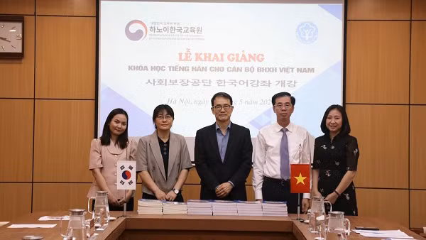 Các đại biểu tại lễ khai giảng khóa học tiếng Hàn dành cho cán bộ của Bảo hiểm xã hội Việt Nam. (Ảnh: VSS)