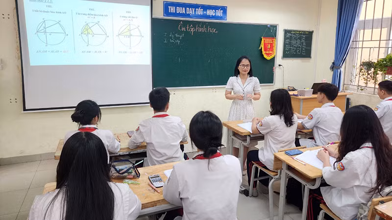 Giờ ôn thi của học sinh lớp 9, Trường THCS Ba Đình (Hà Nội).