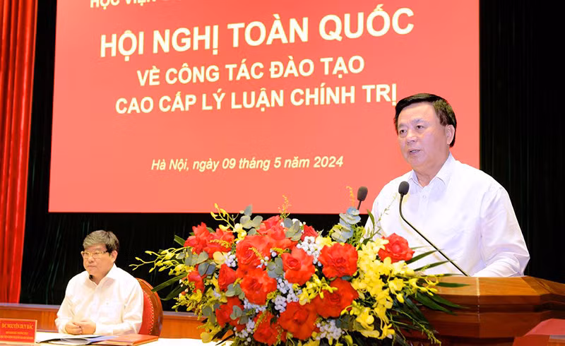 GS,TS Nguyễn Xuân Thắng, Ủy viên Bộ Chính trị, Giám đốc Học viện Chính trị quốc gia Hồ Chí Minh, Chủ tịch Hội đồng Lý luận Trung ương phát biểu tại hội nghị. (Ảnh: hcma.vn)