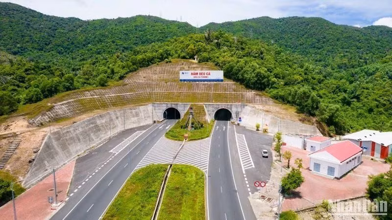 Dự án hầm đường bộ qua đèo Cả do Tập đoàn Đèo Cả đầu tư, vận hành.