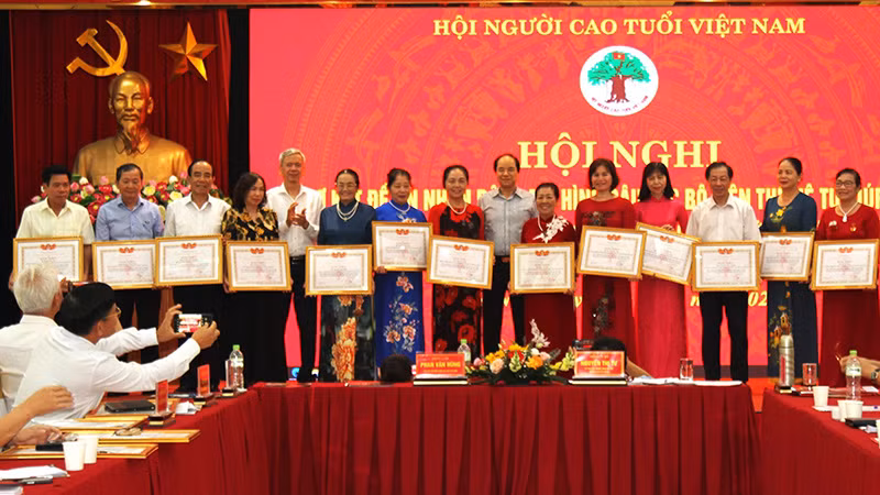 Trung ương Hội Người cao tuổi Việt Nam khen thưởng các tập thể và cá nhân đã có thành tích xuất sắc thực hiện Đề án 1336.
