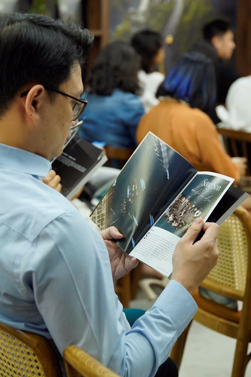 Phần nội dung của cuốn sách được "nén" chặt trong từng câu chữ để những bức ảnh được kể câu chuyện của riêng mình.