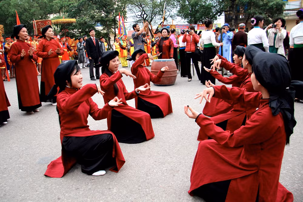 Trao truyền tinh hoa nghệ thuật hát Xoan tới thế hệ sau, tại tỉnh Phú Thọ. Ảnh: Nguyễn Văn Mười
