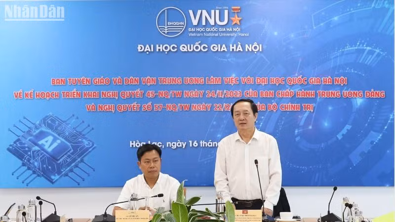 Đồng chí Huỳnh Thành Đạt, Ủy viên Trung ương Đảng, Phó Trưởng Ban Tuyên giáo và Dân vận Trung ương phát biểu tại buổi làm việc.