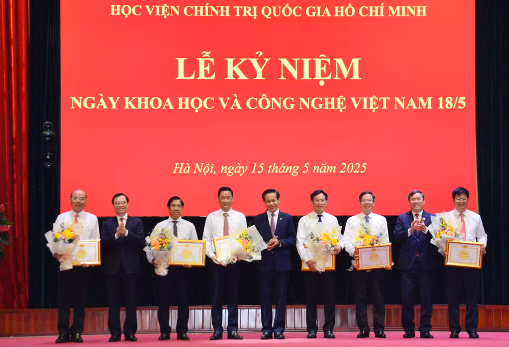 Trao tặng bằng khen của Giám đốc Học viện cho các đơn vị có thành tích về xây dựng các báo cáo, kiến nghị. (Ảnh: PHẠM CƯỜNG)