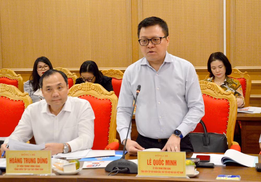 Đồng chí Lê Quốc Minh, Ủy viên Trung ương Đảng, Tổng Biên tập Báo Nhân Dân, Phó Trưởng Ban Tuyên giáo và Dân vận Trung ương, Chủ tịch Hội Nhà báo Việt Nam phát biểu tại buổi làm việc. (Ảnh: PHẠM CƯỜNG)