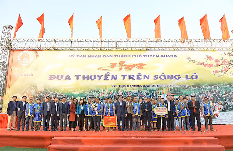 Ban Tổ chức trao giải cho các đội Nhất, Nhì, Ba.
