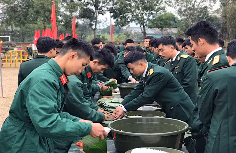 Cán bộ, chiến sĩ Trung đoàn thi gói bánh chưng xuân Quý Mão. Cán bộ, chiến sĩ Trung đoàn thi gói bánh chưng xuân Quý Mão.