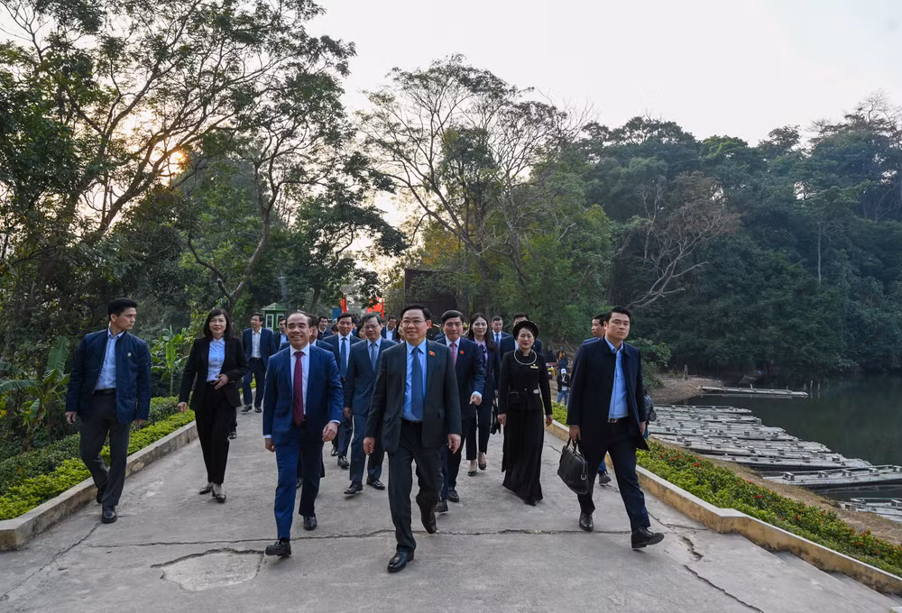 Chủ tịch Quốc hội Vương Đình Huệ và các đại biểu thăm Khu di tích quốc gia đặc biệt Tân Trào. (Ảnh: Duy Linh) Chủ tịch Quốc hội Vương Đình Huệ và các đại biểu thăm Khu di tích quốc gia đặc biệt Tân Trào. (Ảnh: Duy Linh)