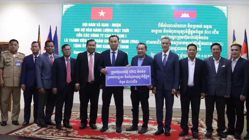 Lãnh đạo tỉnh Kampong Thom tiếp nhận tượng trưng 500 cây trụ điện năng lượng mặt trời do Tập đoàn Công nghiệp Cao su Việt Nam trao tặng.