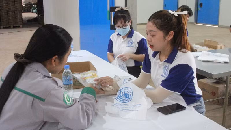 Người lao động được tư vấn và phát thuốc miễn phí tại chương trình.