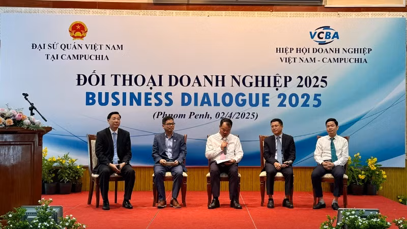 Đại diện các doanh nghiệp Việt Nam đầu tư tại Campuchia chia sẻ tại tọa đàm.