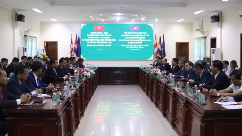 Quang cảnh buổi làm việc với đoàn công tác của Đại sứ quán Việt Nam của lãnh đạo tỉnh Kampong Thom.