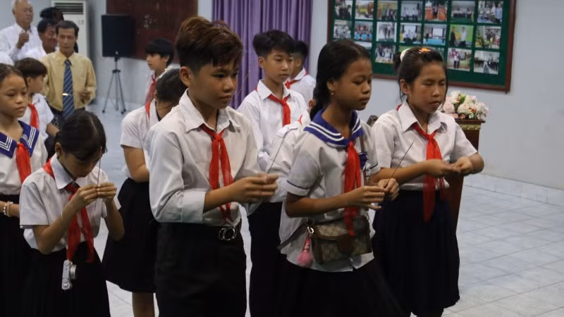 Các cháu học sinh thành kính dâng hương lên Người. Các cháu học sinh thành kính dâng hương lên Người.