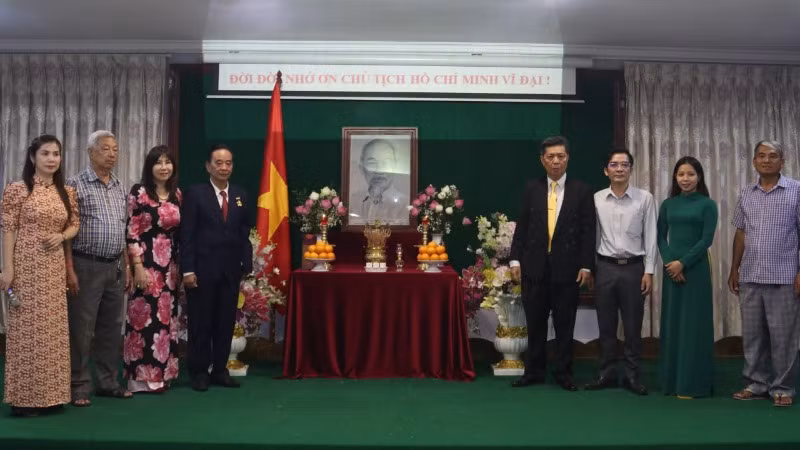 Lãnh đạo Hội Khmer-Việt Nam tại Campuchia tại lễ dâng hương kỷ niệm 135 năm Ngày sinh Chủ tịch Hồ Chí Minh. Lãnh đạo Hội Khmer-Việt Nam tại Campuchia tại lễ dâng hương kỷ niệm 135 năm Ngày sinh Chủ tịch Hồ Chí Minh.