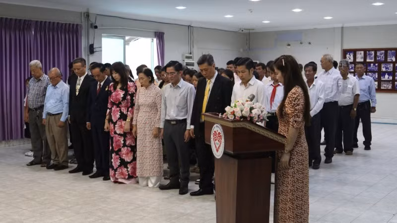 Cộng đồng người Việt Nam ở Campuchia bày tỏ lòng thành kính với Chủ tịch Hồ Chí Minh. Cộng đồng người Việt Nam ở Campuchia bày tỏ lòng thành kính với Chủ tịch Hồ Chí Minh.