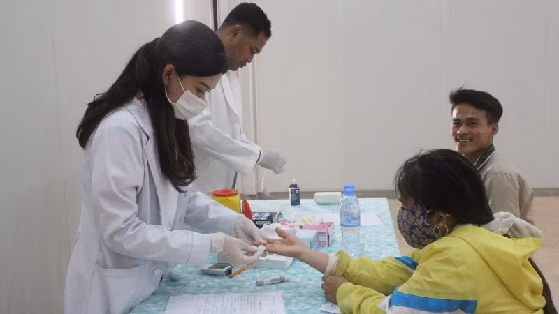 Người lao động phấn khởi khi được khám bệnh miễn phí. Người lao động phấn khởi khi được khám bệnh miễn phí.