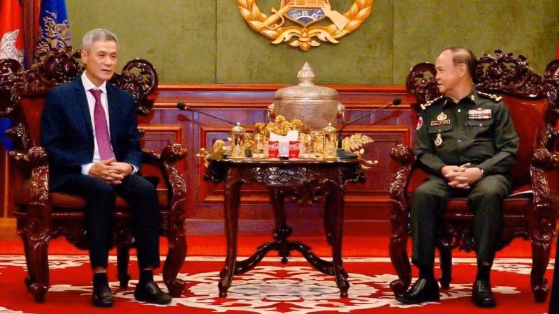 Đại sứ Nguyễn Minh Vũ chúc Tết Phó Tổng Tư lệnh các lực lượng vũ trang Hoàng gia, Tư lệnh Lục quân Campuchia, Đại tướng Mao Sophan.