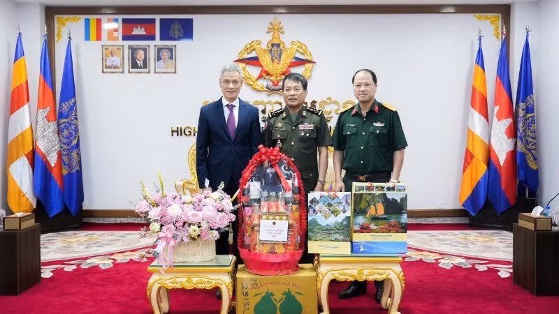 Đại sứ Nguyễn Minh Vũ chúc Tết Tổng Tư lệnh các lực lượng vũ trang Hoàng gia Campuchia, Đại tướng Vong Pisen.
