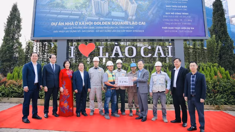 Đoàn công tác tặng quà cho người lao động tại công trình ngày 22/3.