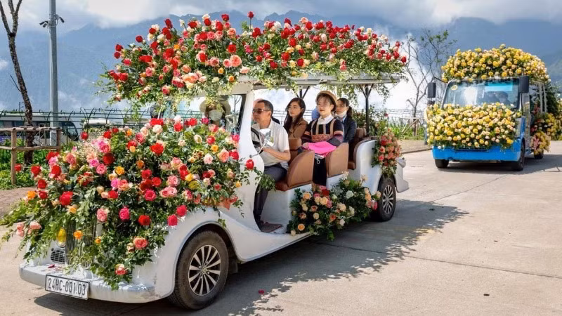 Các lễ hội du lịch thu hút khách du lịch, góp phần tăng nguồn thu cho thị xã Sa Pa.