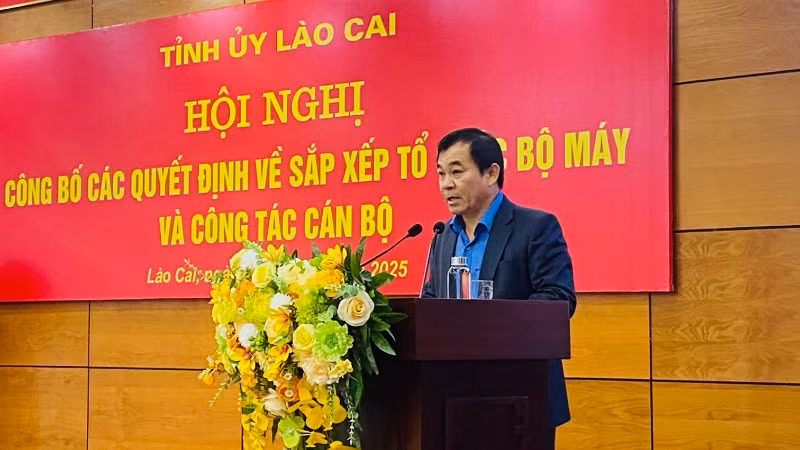 Đồng chí Phạm Toàn Thắng, Ủy viên Thường vụ, Trưởng Ban Tổ chức Tỉnh ủy Lào Cai công bố các quyết định tại Hội nghị sáng 13/2 tại Lào Cai.