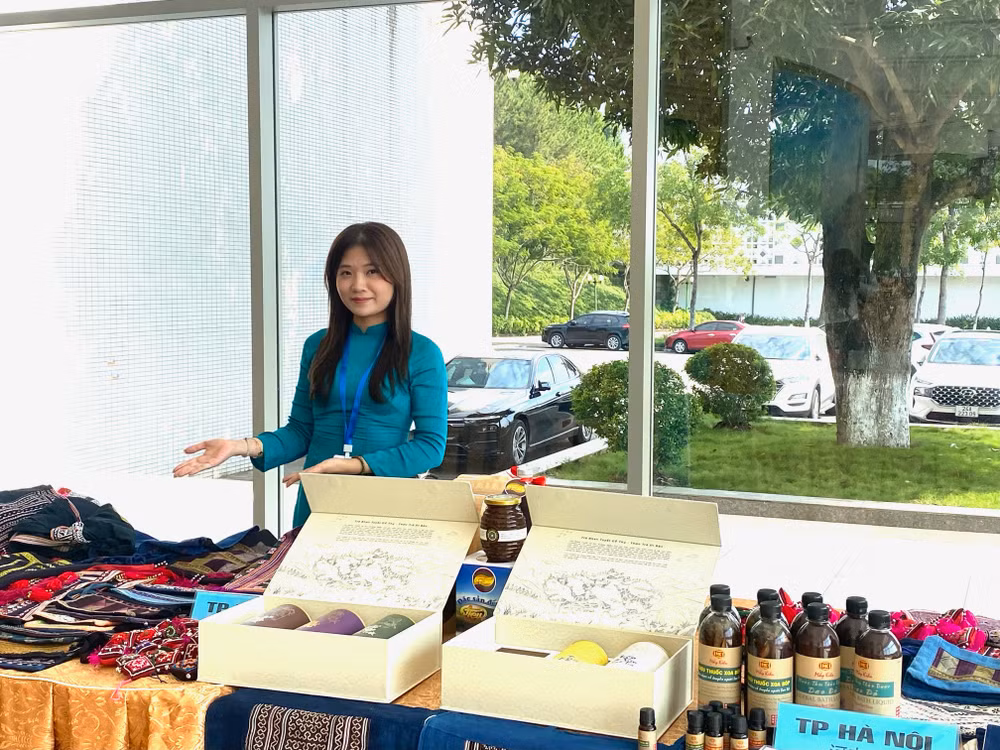 Một gian hàng trưng bày các sản phẩm hàng hóa Việt Nam được trưng bày tại hội nghị. Một gian hàng trưng bày các sản phẩm hàng hóa Việt Nam được trưng bày tại hội nghị.