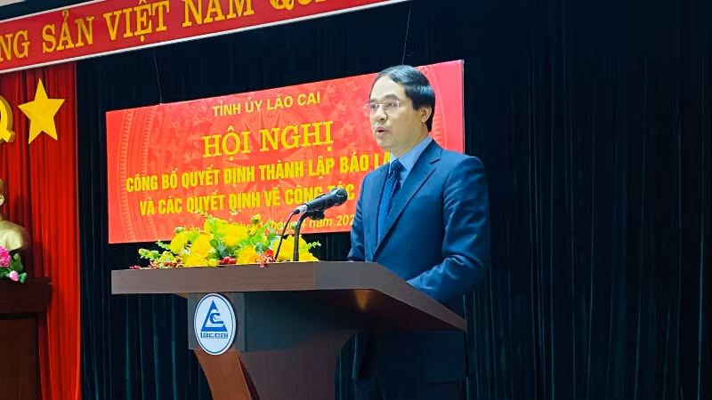 Đồng chí Trịnh Xuân Trường, Bí thư Tỉnh ủy, Chủ tịch UBND tỉnh Lào Cai phát biểu chỉ đạo hội nghị.