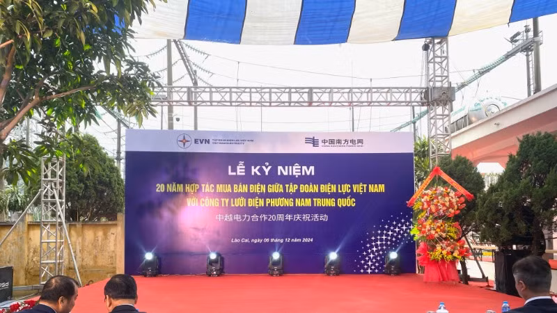Lễ kỷ niệm 20 năm hợp tác mua bán điện Việt Nam-Trung Quốc tại thành phố Lào Cai sáng 6/12.